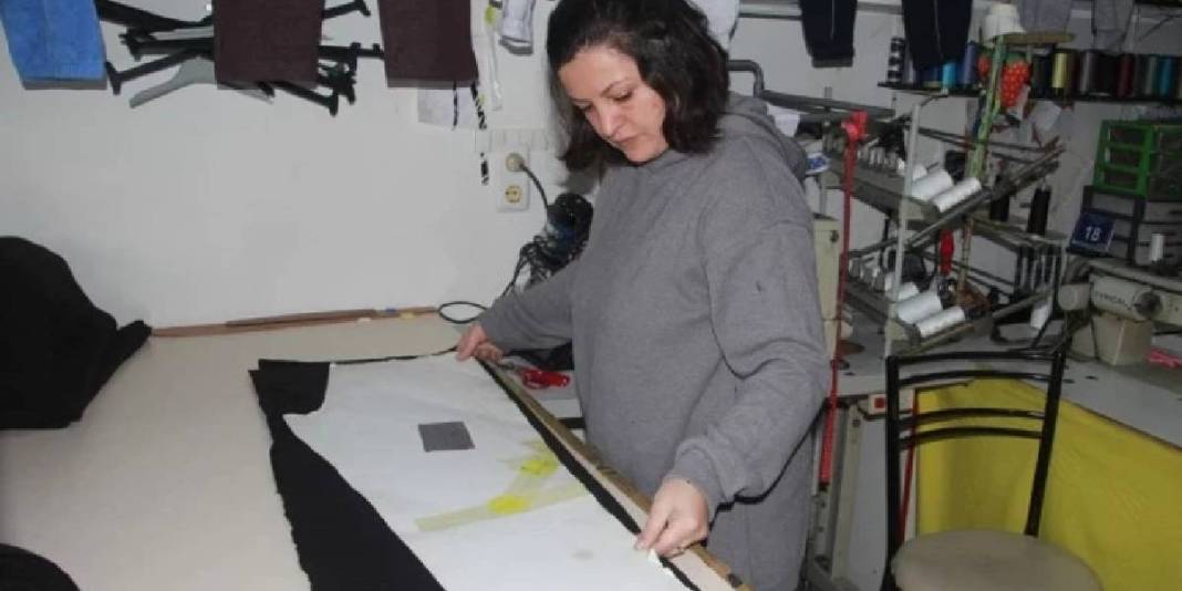 Fabrika ‘atık’ diyor, o dönüştürüyor: 1 tanesini 20 dakikada dikiyor 3